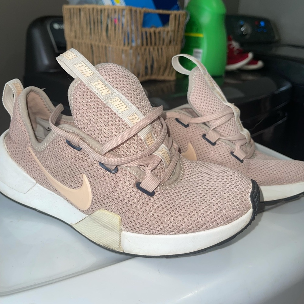 NIKE SNEAKERS CORAL